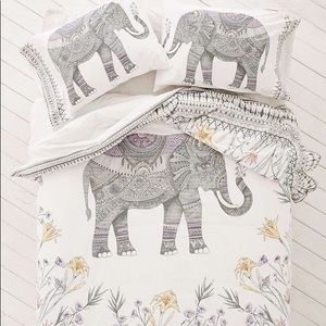 URBAN OUTFITTERS FULL TWIN BED ELEPHANT SET !
